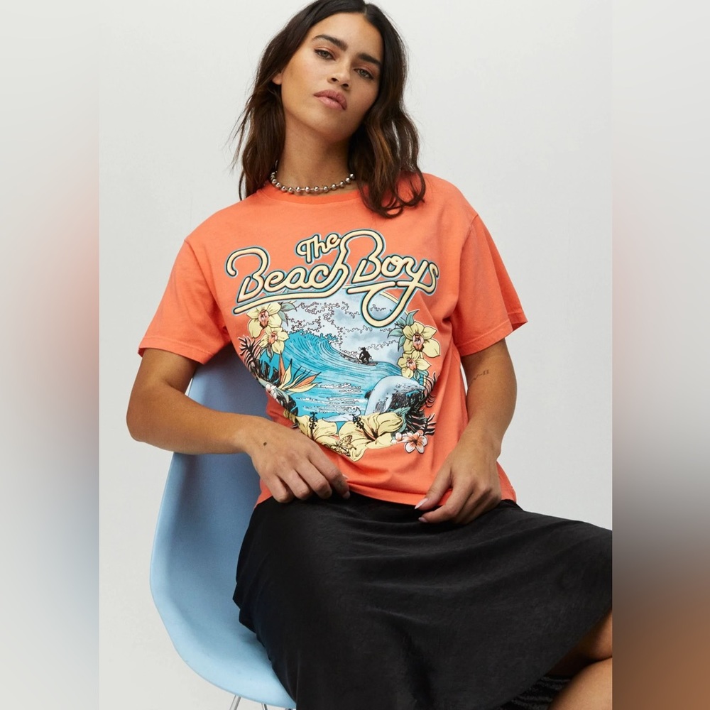 DAYDREAMER BEACH BOY SURFS UP Boyfriend TEE NEW NWT Band Tee - Picture 1 of 4